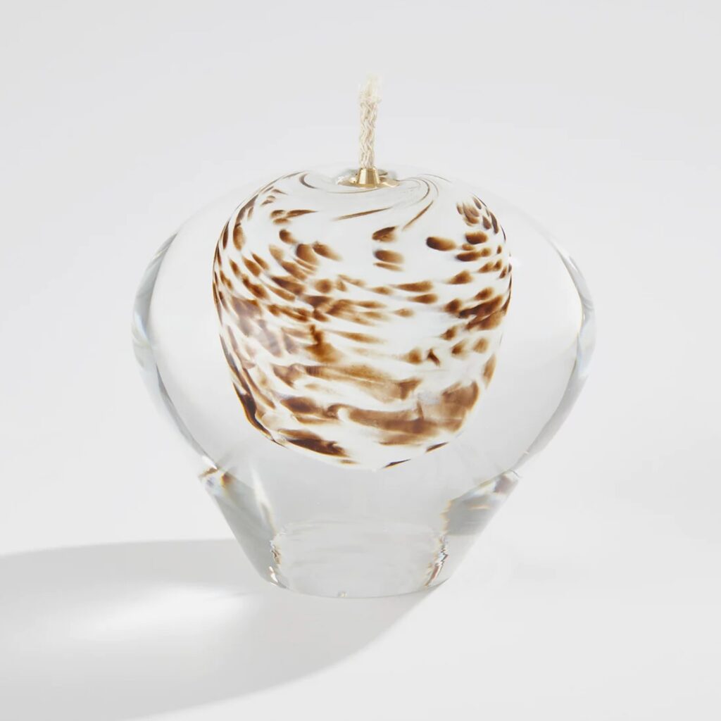 Product shot of the daphne oil candle 